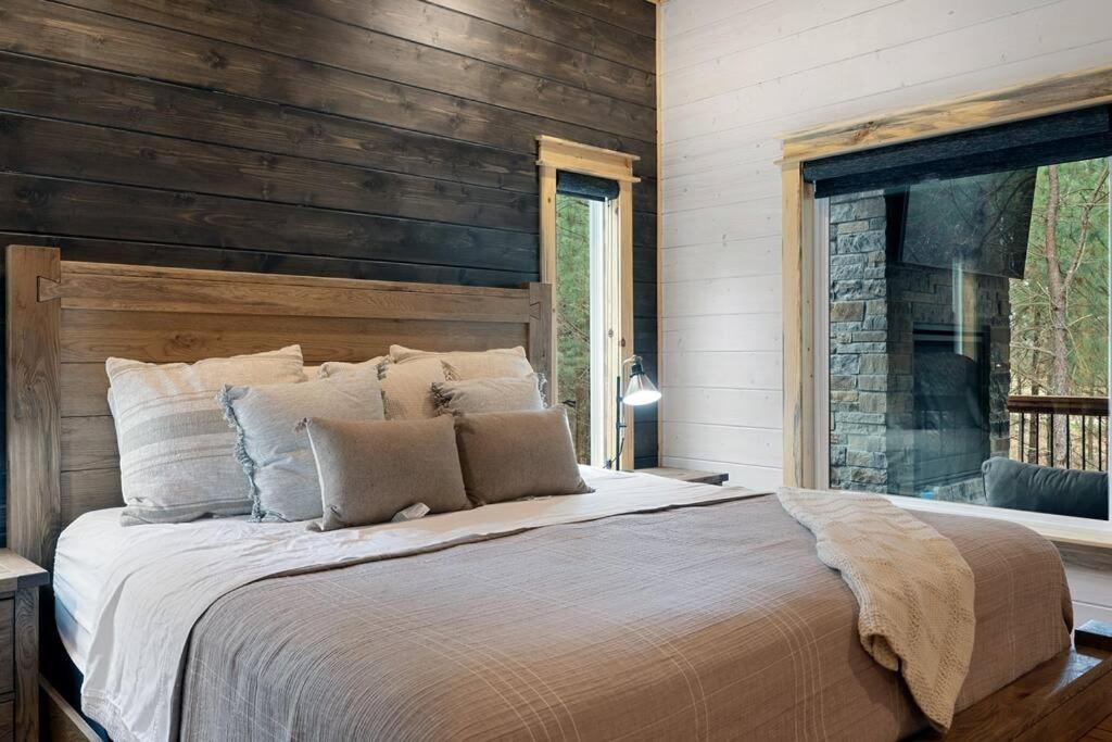 Lone Pine Lodge. Brand New! 2 Bedroom Luxury Cabin. بروكن بو المظهر الخارجي الصورة