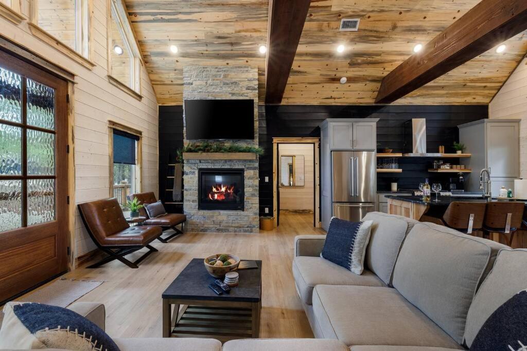 Lone Pine Lodge. Brand New! 2 Bedroom Luxury Cabin. بروكن بو المظهر الخارجي الصورة