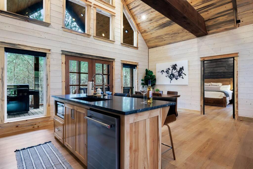 Lone Pine Lodge. Brand New! 2 Bedroom Luxury Cabin. بروكن بو المظهر الخارجي الصورة