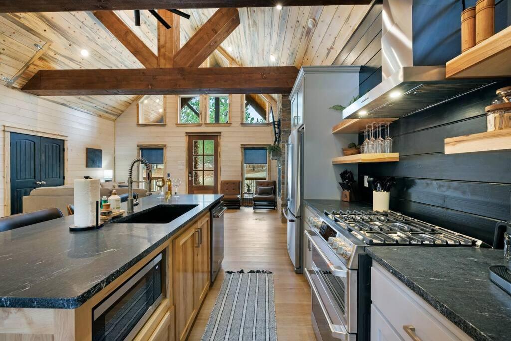 Lone Pine Lodge. Brand New! 2 Bedroom Luxury Cabin. بروكن بو المظهر الخارجي الصورة