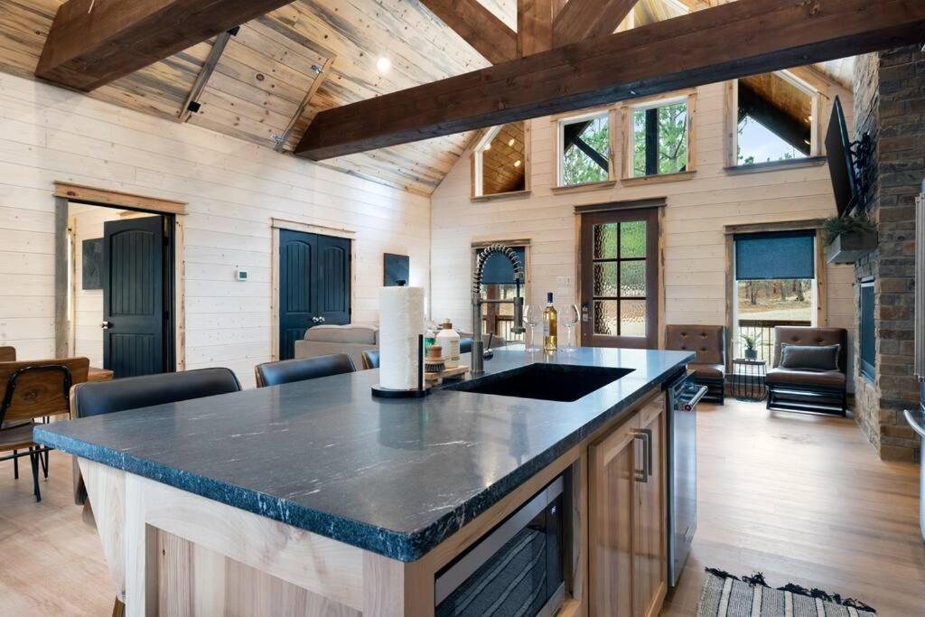 Lone Pine Lodge. Brand New! 2 Bedroom Luxury Cabin. بروكن بو المظهر الخارجي الصورة